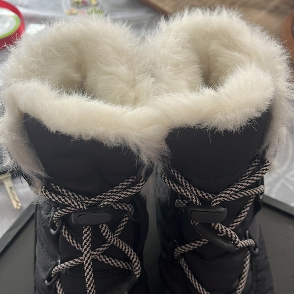 These are the most comfortable snow boots. Very light weight for a snow-boot. - Picture 3 of 3